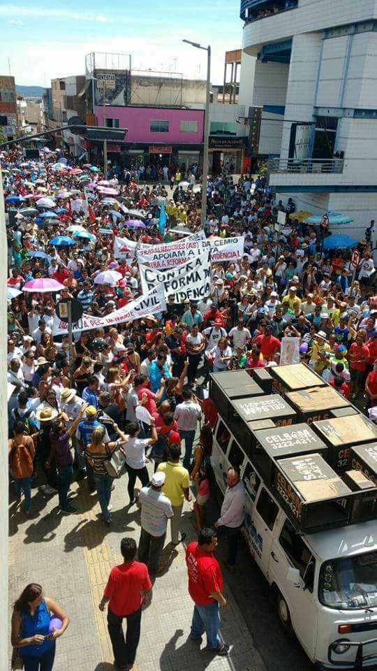 Professores de todo o país protestam contra a reforma da previdência