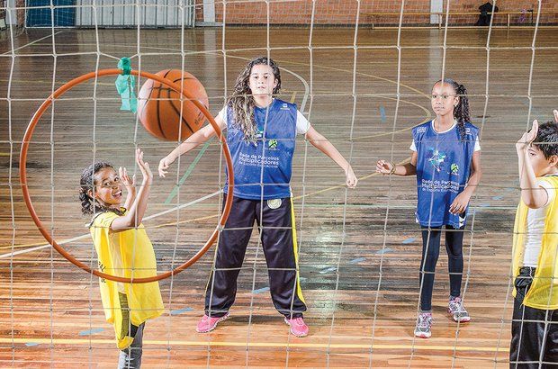 Gigante' do basquete atrai a atenção de crianças de escola em