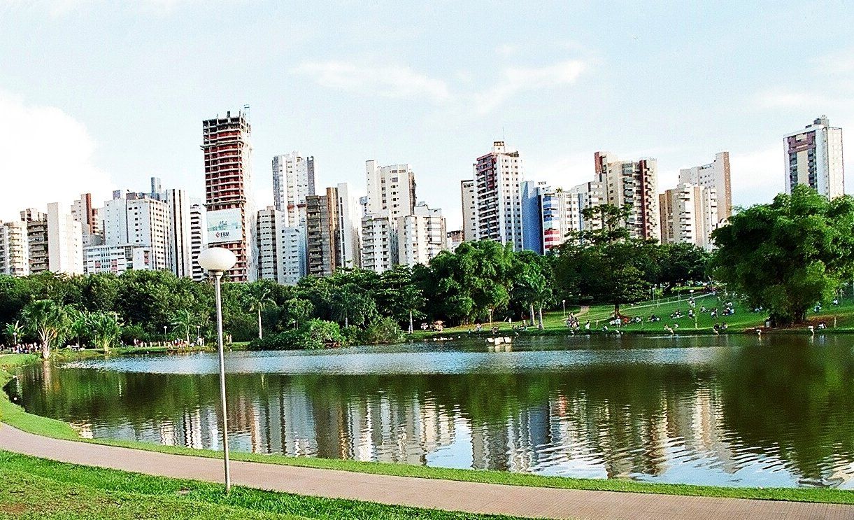 Lago em parque de Goiânia com prédios ao fundo