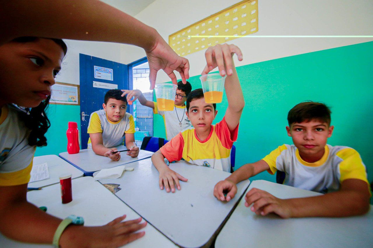 Aluno na sala de aula de ciências trabalhando com ferramentas