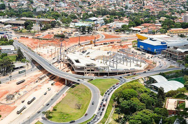 Belo Horizonte. O Bus Rapid Transit (BRT), modelo de transporte com faixas de circulação exclusiva, estações e ônibus, é uma das sete obras de mobilidade urbana em andamento na cidade. O projeto ainda inclui duas novas avenidas e uma central de monitoramento de trânsito.