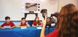 Professora cria telejornal para trabalhar com escrita e oralidade