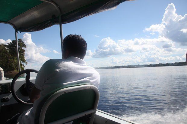 A viagem até a comunidade do Abelha é longa. De Manaus, é necessário pegar um avião até Novo Aripuanã. Chegando ao município, o trajeto segue pela água. São cerca de cinco horas de barco pelos rios Madeira e Mariepaua.
