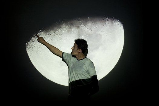 Para esclarecer que ver figuras na Lua (como São Jorge) é subjetivo, Felipe mostrou o impacto de sólidos e líquidos nas superfícies. Com isso, os estudantes concluíram que as manchas que vemos da Terra são, na verdade, variações no relevo lunar.