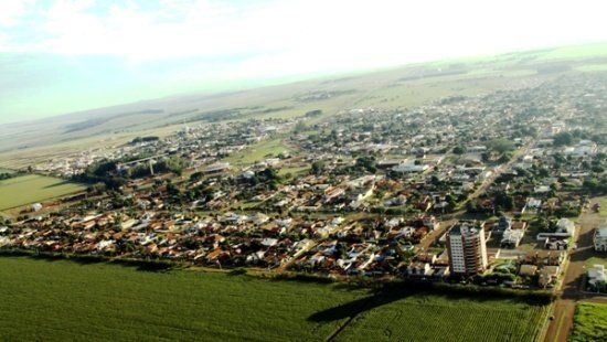 Descrição da imagem: Vista aérea da cidade de Maracaju, no Mato Grosso do Sul, onde se veem extensas áreas verdes que rodeiam a pequena cidade com predominância de casas