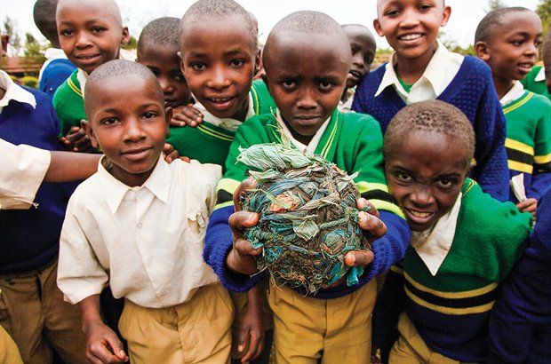 Os meninos de Moshi, na Tanzânia, fizeram uma bola com resíduos coletados na escola. Caio Vilela