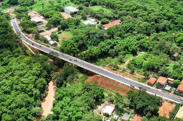 Três obras de mobilidade urbana estão previstas em Cuiabá. As intervenções incluem a edificação da Ponte Eucaliptos e de viadutos. Também está programada a construção de vias de acesso à Arena Pantanal e do Veículo Leve sobre Trilhos (VLT).