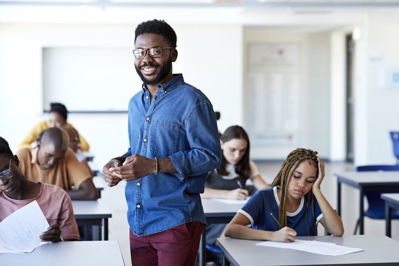 Idoso oferece aulas de inglês gratuitas a quem não pode pagar - 01/05/2022  - UOL ECOA