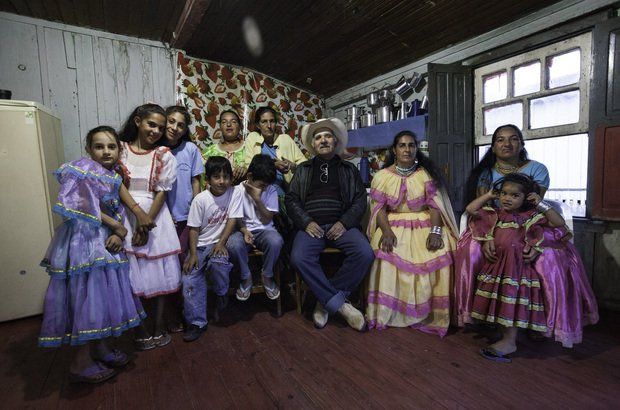 Lauro Fernandes é o líder da comunidade de ciganos local. O grupo é formado por pessoas pertencentes à mesma família, todos possuem parentesco com Lauro. Foto Marcelo Almeida