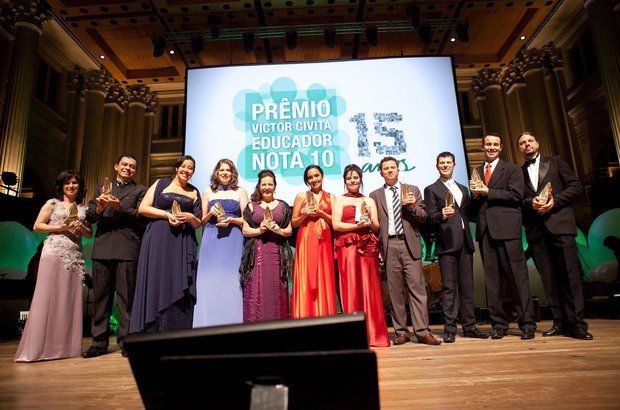 Os 11 vencedores do Prêmio Victor Civita ao final da cerimônia, na Sala São Paulo