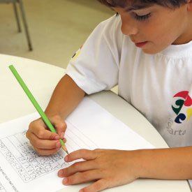 Organizar a rotina da alfabetização - Menino escreve lista de palavras