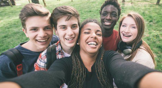 Aplicativos como o Snapchat são usados pelos jovens para compartilhar selfies e outros conteúdos  Crédito: Shutterstock