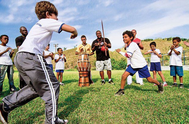 A Capoeira na sala de aula: Relações com a Educação Física e