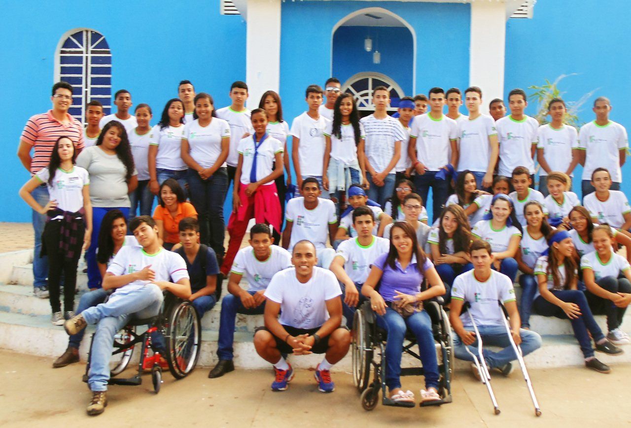 Alunos de Leonardo Coelho em Corrente, o Piauí, durante uma aula de Educação Física Adaptada