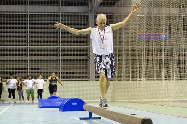 Serafim Thomé Braga, 65 anos, caminhou sobre uma trave para praticar o equilíbrio. A atividade fazia parte de um circuito psicomotor, que continha outros desafios corporais propostos aos alunos. Fernando Frazão