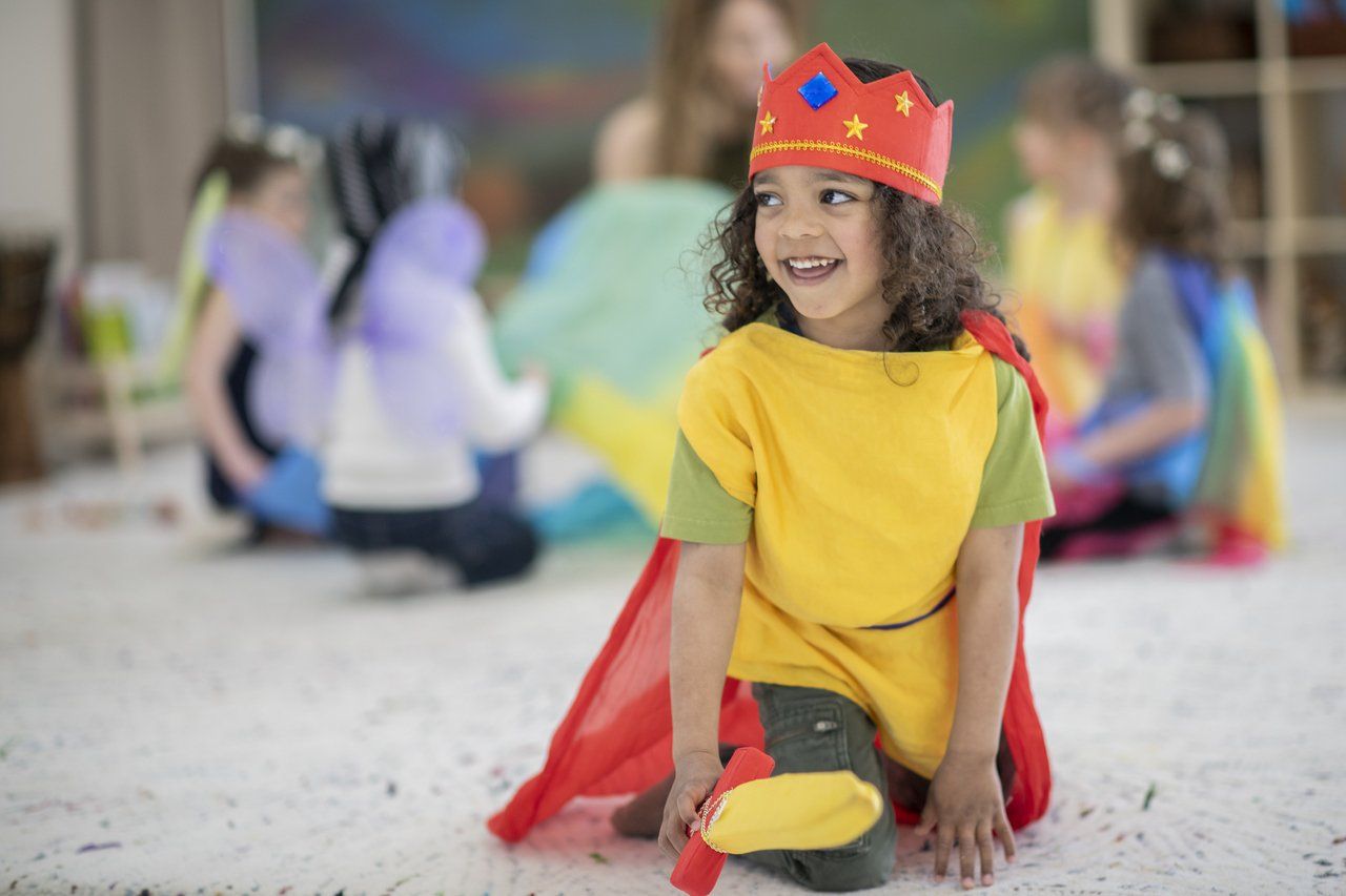 Crianças envolvidas em um jogo imaginativo de vestir