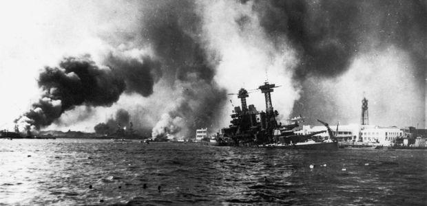 Navio americano afunda em Pearl Harbor. Foto: Wikimedia Commons