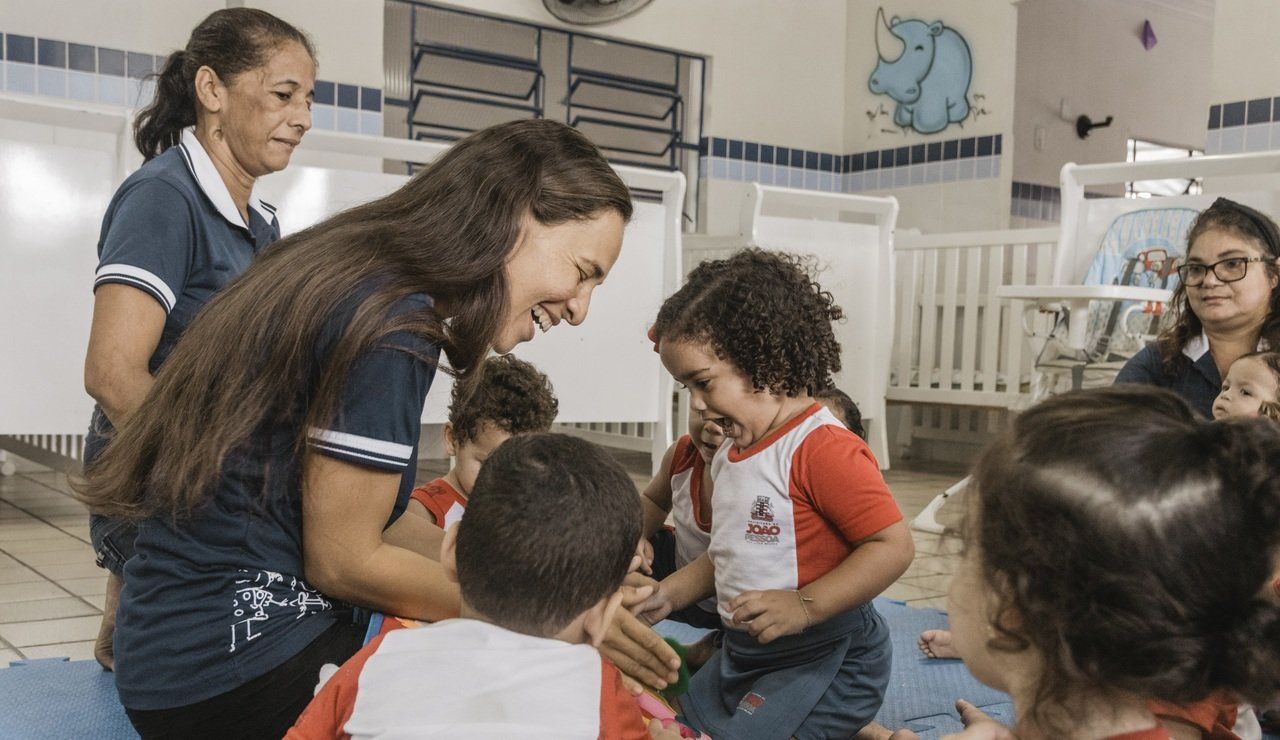 Educadora Kiaria Silva em sua turma de Educação Infantil em João Pessoa (PB)