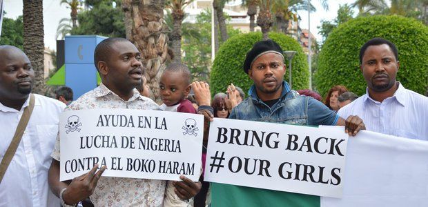 Protesto na Espanha pede a liberação de um grupo de meninas sequestradas pelo Boko Haram. A ação foi uma das mais conhecidas da milícia islâmica