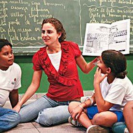 Voluntária do Projeto Entorno na EMEF Nilo Peçanha, em São Paulo: professores são orientados a ler todos os dias para os alunos. Foto: Tatiana Cardeal
