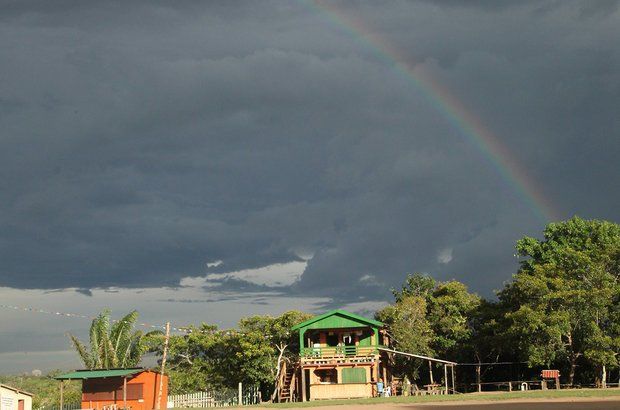 A segunda etapa da viagem foi na comunidade do Tumbira, às margens do Rio Negro. Lá, é fácil ver a chuva chegando ao longe. Depois que ela passou, um arco-íris tornou a paisagem onde fica a EE Tomas Lovejoy ainda mais inspiradora.