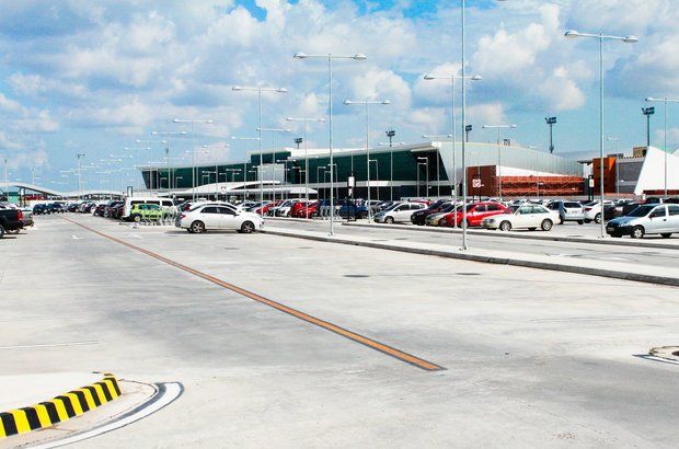 Manaus. Além da construção do estádio, o pacote de obras da Copa em Manaus prevê a reforma e a modernização do Aeroporto Internacional de Manaus/Eduardo Gomes. O projeto, orçado em 444,46 milhões de reais, vai ampliar a área atual e o número de passageiros, entre outras melhorias.