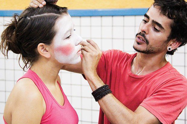 A maquiagem escolhida pelos alunos refletia a identidade de cada um. Leite ajudou na pintura. André Menezes