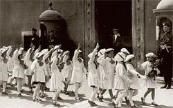 Saudação fascista diante da residência de Mussolini em 1938: escola como privilégio de classe. Foto: HULTON ARCHIVE/Getty Images
