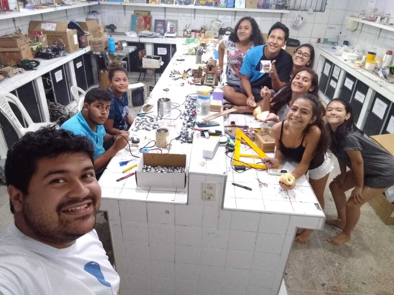 Alunos da E.E.F.M. Dom Helder Câmara, em Fortaleza, no espaço onde produzem robôs com materiais reciclados