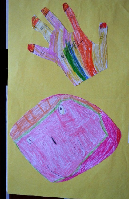 Portfólio como instrumento de avaliação a fotografia da turma_ desenho de alunos em cartolina _ foto mara mansani