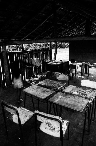 Por causa da infraestrutura precária, as aulas sobre elementos da cultura guarani dependem das condições climáticas para acontecer. Nesse espaço, estudam 32 alunos. Apenas 15 deles estão matriculados também em escolas regulares na cidade, a que têm direito por lei. Foto: Marcelo Almeida