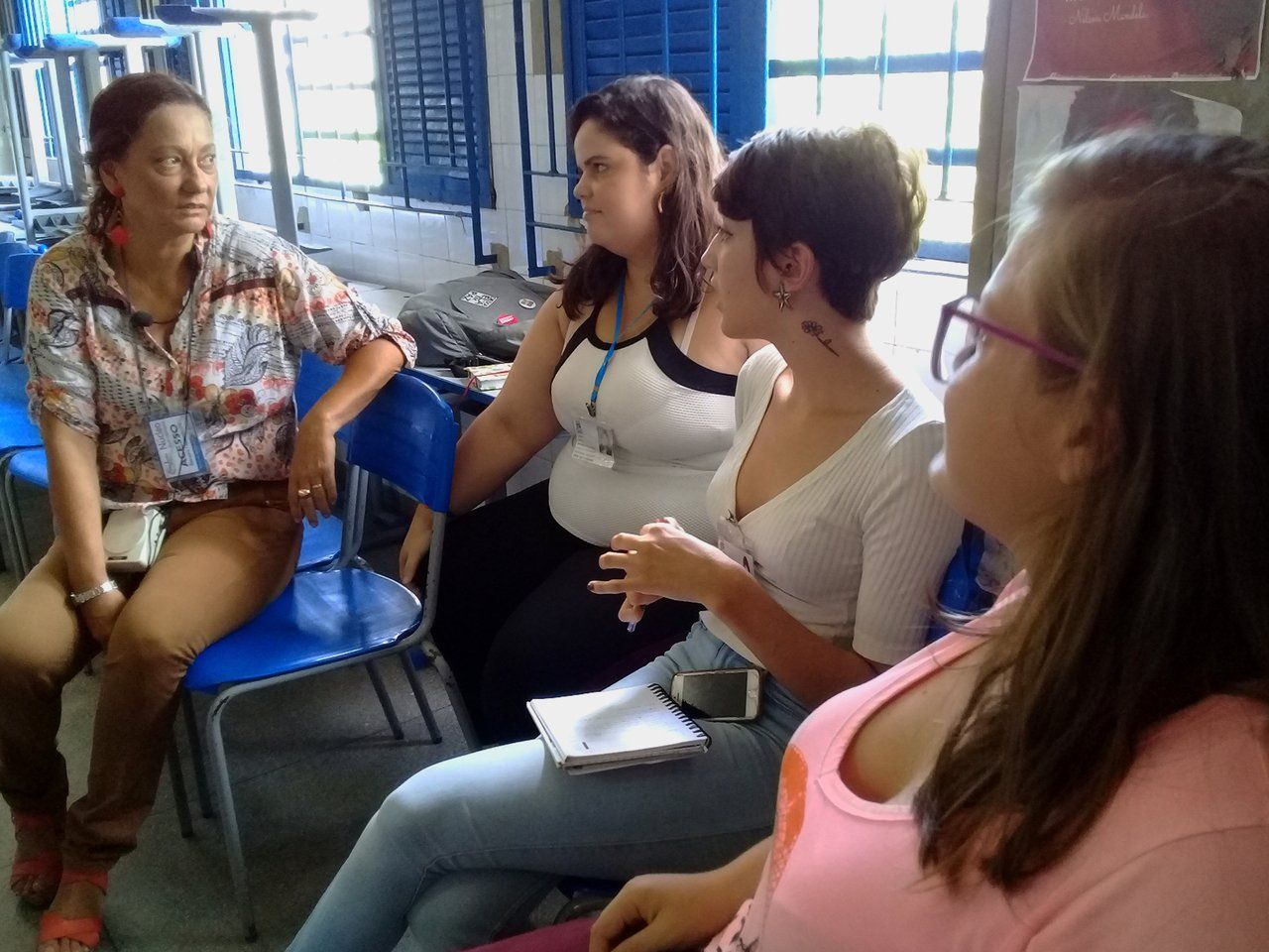 A professora Cristiana Cordeiro conversa com universitárias que fazem estágio na Escola Estadual Silva Jardim, Recife