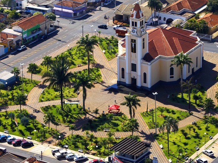 Vista área do centro de Potirendaba, São Paulo, mostrando a igreja e a praça central