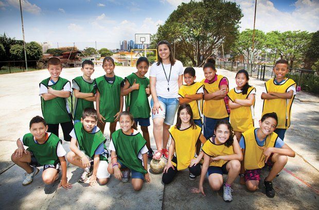 Estudantes no pátio da escola jogando os jogos confeccionados Fonte