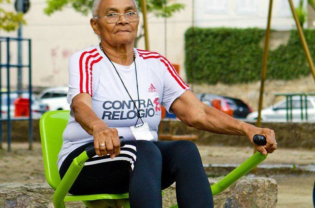 Ao simular o movimento feito para remar - puxando as hastes do aparelho para trás -, a aluna Lindalva Pereira da Silva Figueiredo, 68 anos, fortaleceu a musculatura das costas e dos ombros. Fernando Frazão