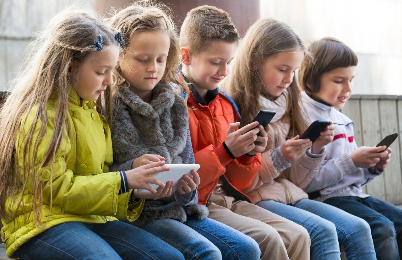 Crianças com celular