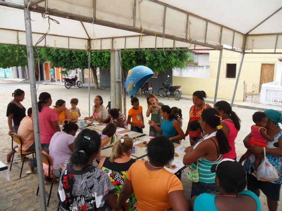 Comunidade reunida na escola da professora Janaina Santos