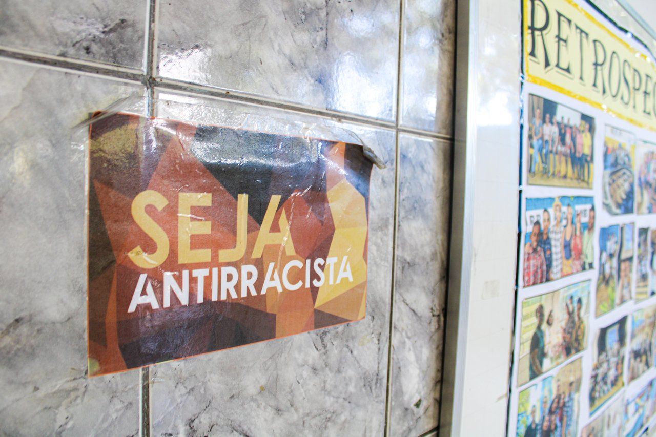 Cartaz colorido distorcido em português brasileiro tradução nunca