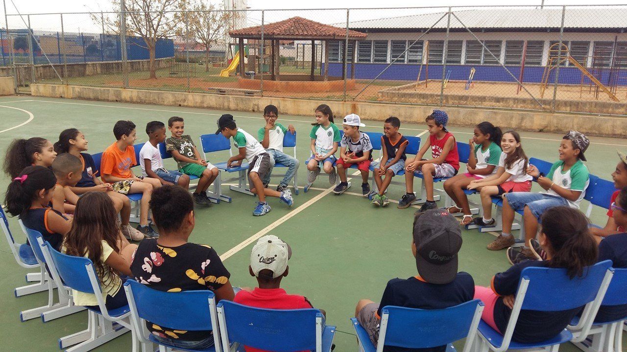Os alunos do professor Luiz Gustavo Bonatto Rufino reunidos em uma roda de conversa na quadra da escola