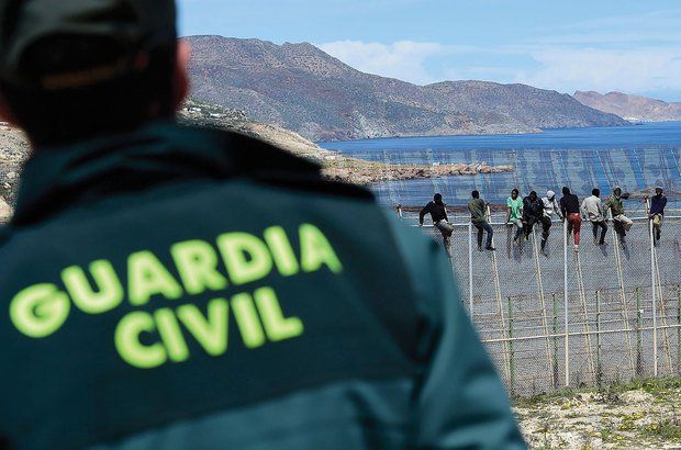 Guarda civil observa imigrantes na cidade espanhola de Melilha, no norte da África. Getty Images/Alexander Koerner