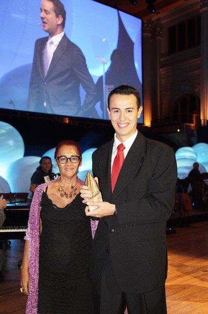 A Educadora Nota 10 de Salvador, Lininalva Rocha Queiroz, vencedora em 2001, e o Educador do Ano de 2012, Felipe Bandoni de Oliveira