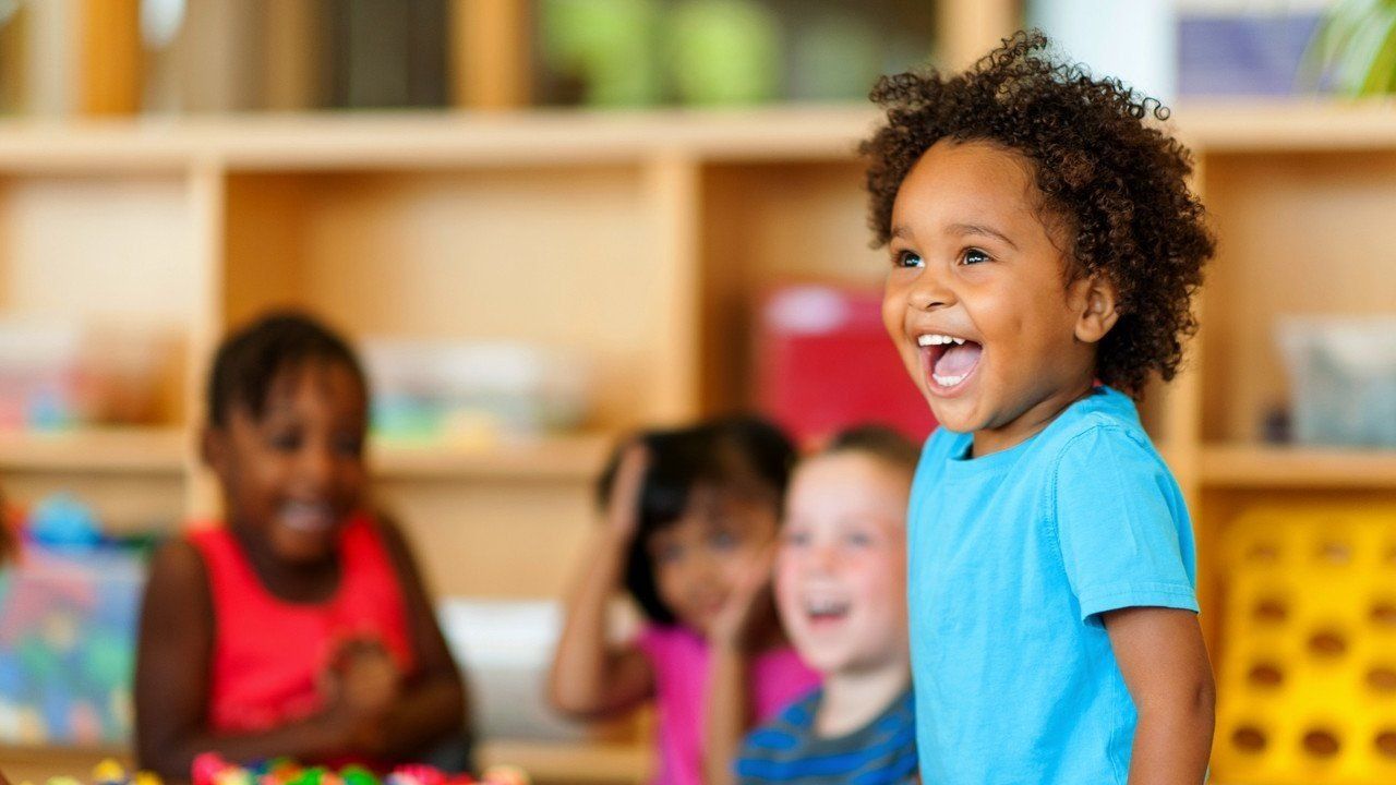 Criança curiosa fazendo perguntas. garotinho da pré-escola com