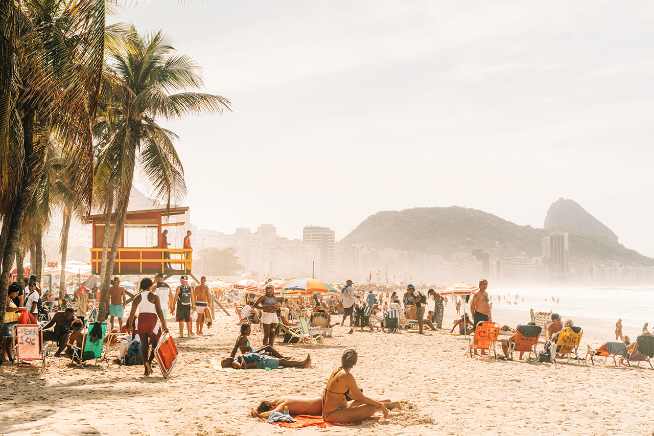 Fotografia de uma praia com pessoas.