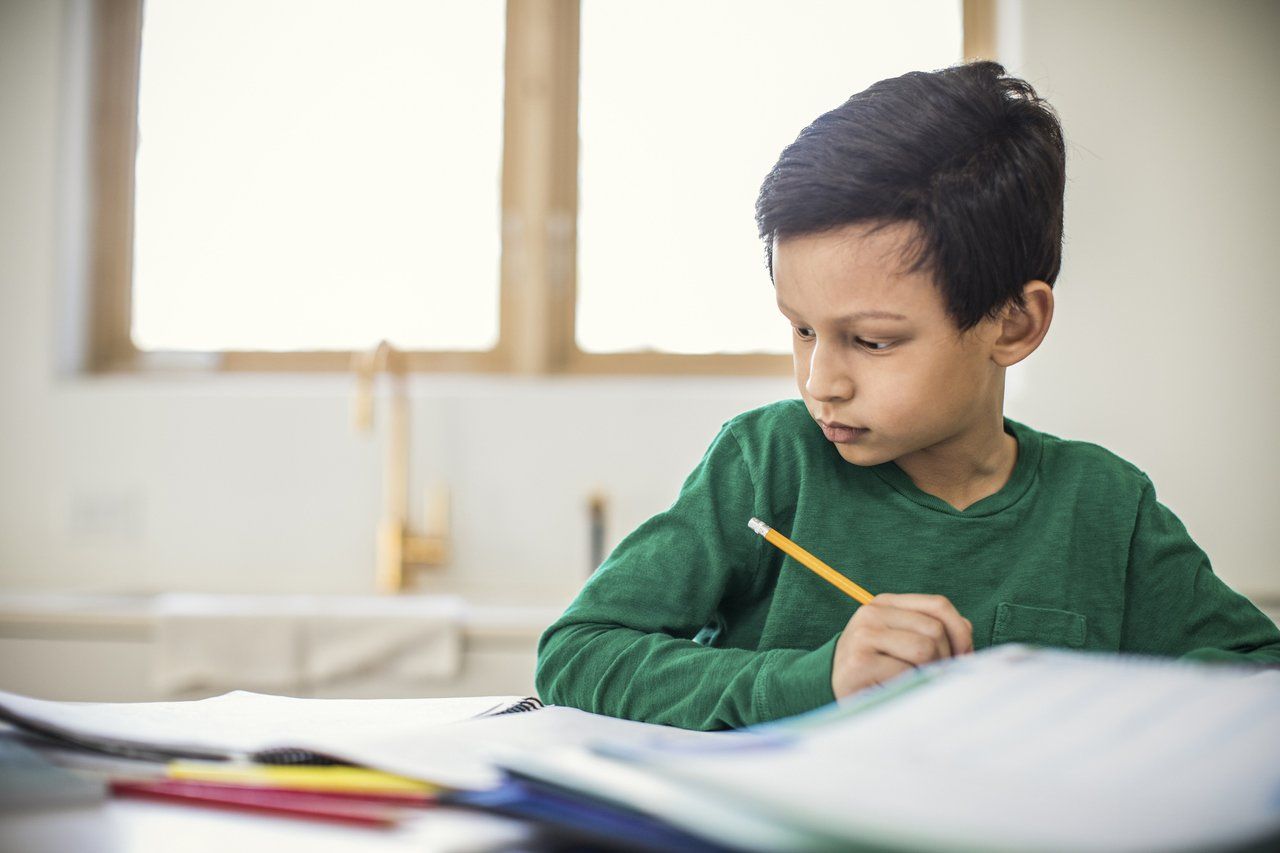 EU VENDO A ESCOLA DANDO MIL TRABALHOS NO COMEÇO DA QUARENTENA E