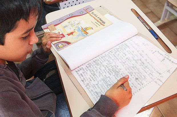 De forma individual, as crianças produziram textos, colocando em ação o que aprenderam. Foto Manuela Novais. Ilustração Anna Cunha