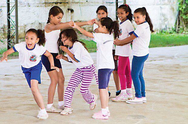 Escola Santa Mônica - 🤸‍♂️A Capoeira na educação infantil promove não  apenas o aprendizado do jogo como trabalha música, ritmo e o cantar.  👉Quando jogam capoeira, as crianças estão aprendendo esperar sua