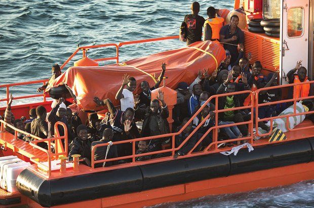 Imigrantes africanos interceptados por bote do governo espanhol ao chegar à costa do país. Getty Images/Sergio Camacho