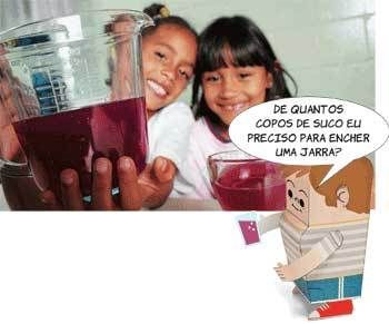 MEDIDAS-PADRÃO - Para verificar volumes, as crianças manuseiam xícaras e diversos recipientes dosadores. Foto: Rogério Albuquerque e Ilustração: Carlo Giovani