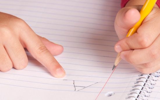 Por que as crianças devem aprender a escrever com letra de fôrma para depois passar para a cursiva?