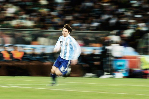 Esta imagem reforça o movimento do jogador em vez de congelá-lo. Para obter esse efeito ao retratar Messi na Copa do Mundo de 2010, o fotógrafo usou uma velocidade baixa na câmera, algo possível em equipamentos profissionais. Foto: Alexandre Battibugli